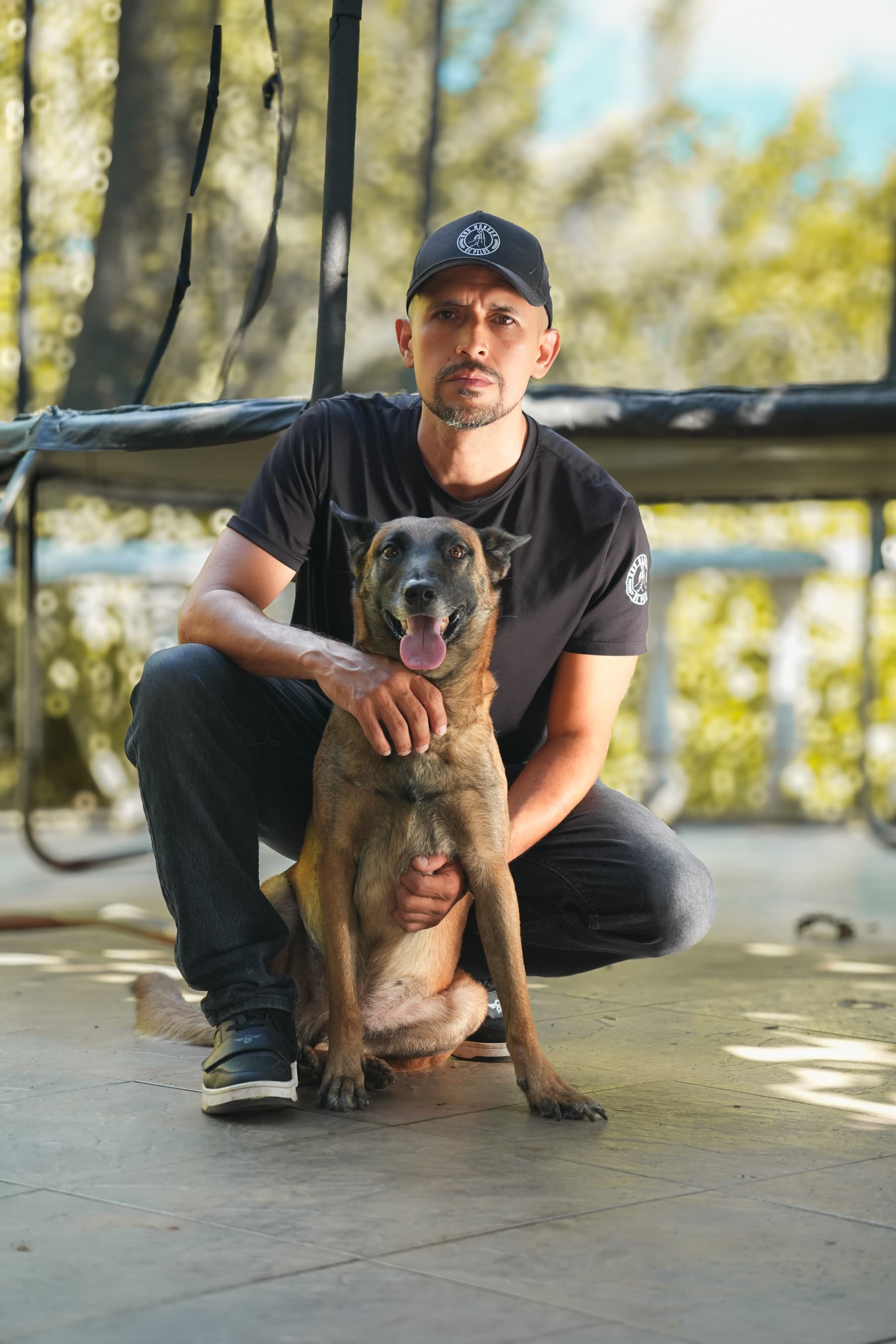 Entrenador junto a uno de los peludos de la manada