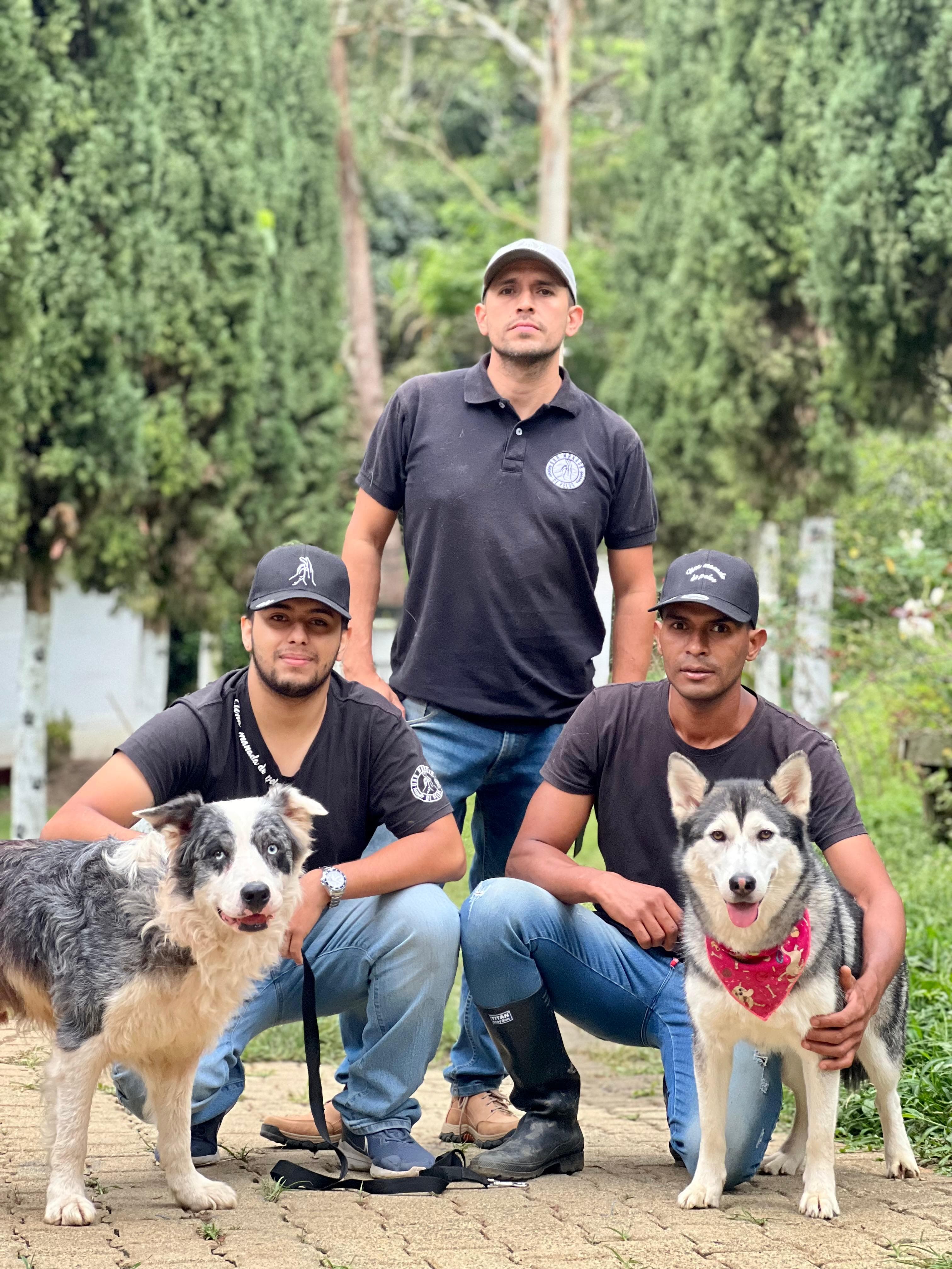 Equipo de Una Manada D' Pelos junto a dos peludos