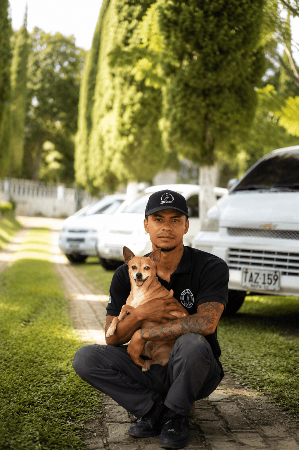 Cuidador con uno de los peludos antes del transporte