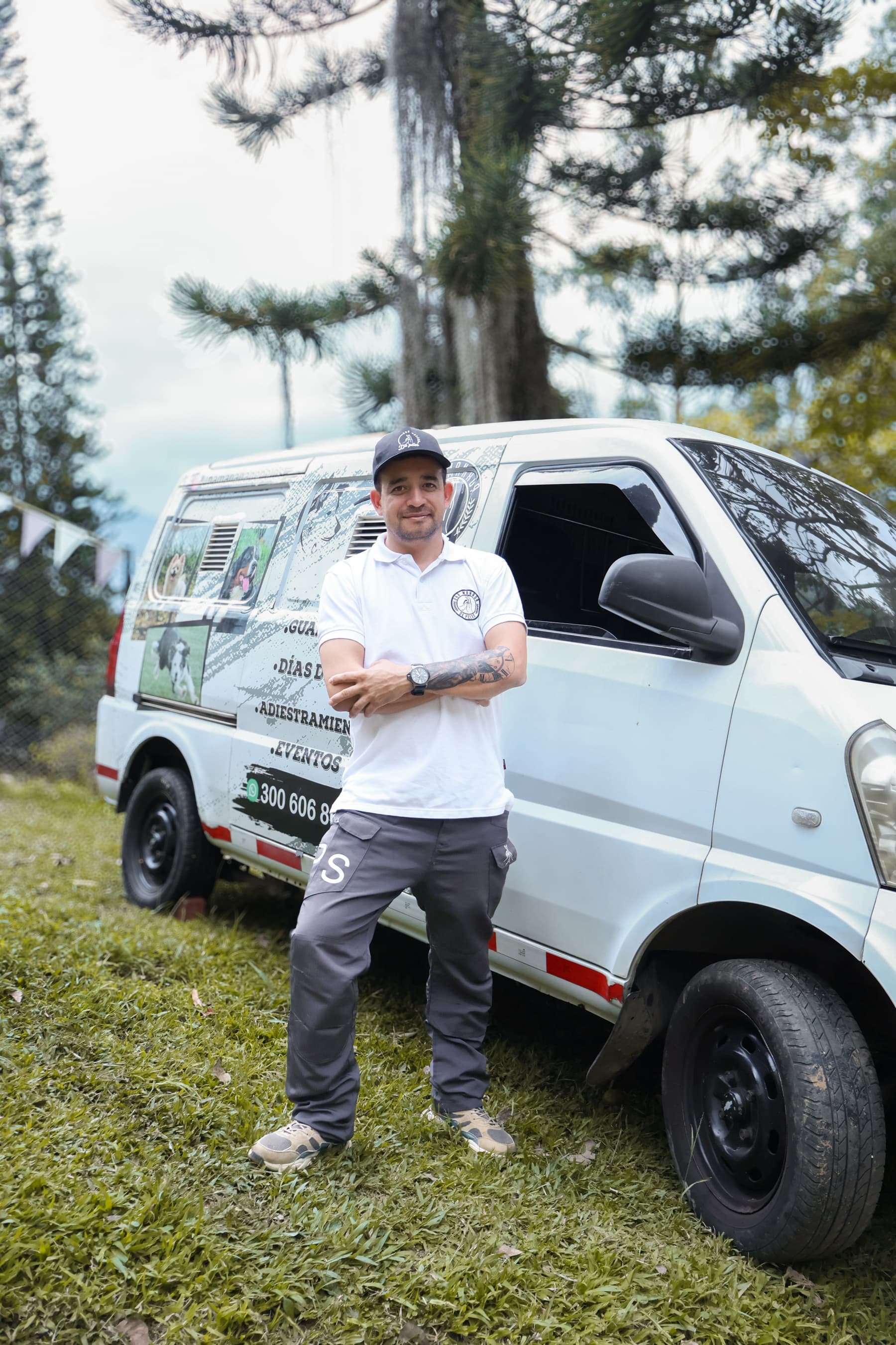 Cuidador junto al vehículo de transporte